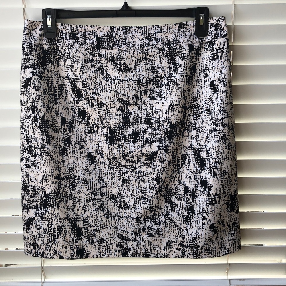 Fully lined skirt with grosgrain ribbon down back